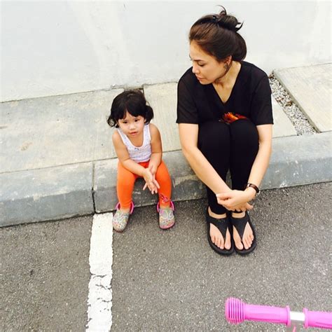 Isteri kepada pelawak nabil ahmad, zira ayub kini hamil anak ketiga. #98 Isteri Nabil Ahmad Hamil Anak Kedua? - ROTIKAYA