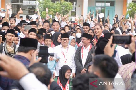 Muhaimin Kukuhkan Ribuan Santri Untuk Menjadi Pemimpin Masa Depan