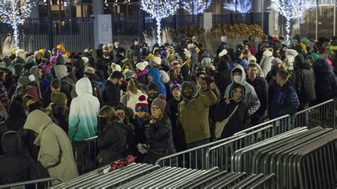 What The Fuck Is Up With People On Black Friday - On Black Friday, thousands of shoppers pumped for holiday deals at MOA