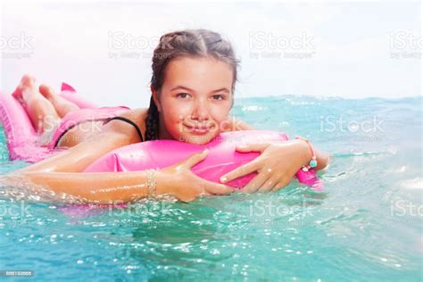 Photo Libre De Droit De Jolie Adolescente Portant Sur Matrass En Mer