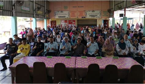 2 / nur izra binti mohamad yusof. Pengarah Pendidikan W.P Labuan Merasmikan Bilik Rehat Guru ...