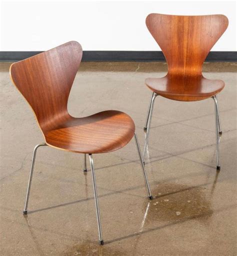 It was always one of arne jacobsen's favourite chair designs too. Six Arne Jacobsen Series 7 Teak Dining Chairs For Sale at ...