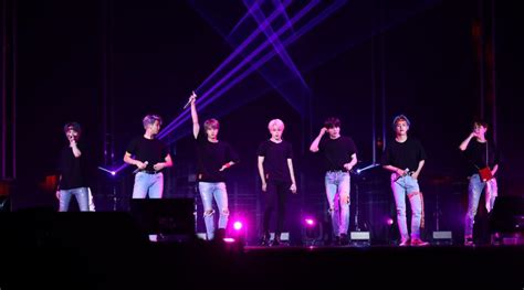 A glimpse into bts' world away from the stage, featuring intimate group discussions alongside spectacular concert performances from the tour, this is. FILM Replongez au coeur de la tournée "Love Yourself ...