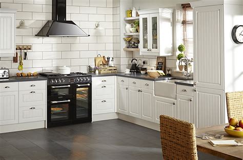 The kitchen cabinets were consciously chosen in classic farmhouse style. IT Chilton White Country Style | Fitted Kitchens | DIY at B&Q
