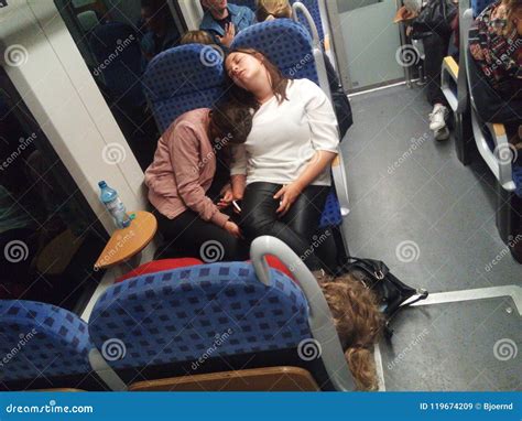 Schlaf Mit Drei Frauen In Einem Vollen Zug Redaktionelles Stockbild