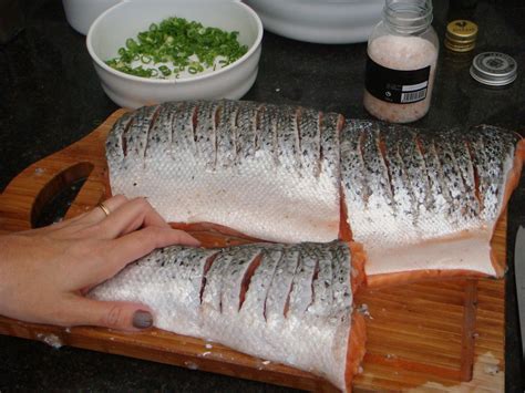 Poached salmon is perfect is gordon's festive nicoise salad, for parties, lunches or any occasion where you fancy something light. de Salto Alto na Cozinha: Crispy Salmon do Gordon Ramsay