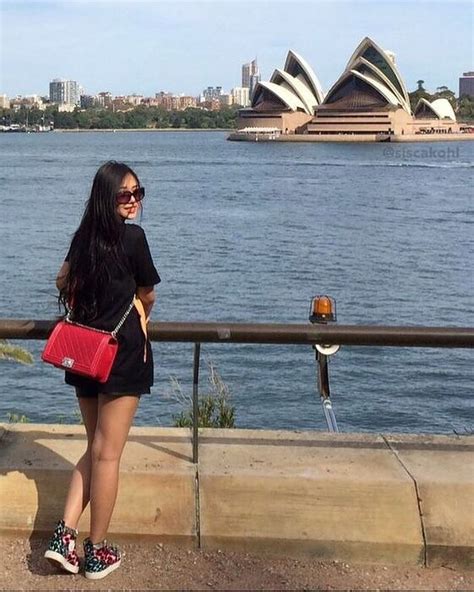 Sisca kohl mulai aktif di tiktok pada 2018 dan kini memiliki 4,2 juta pengikut di tiktok, rabu (31/3/2021). Umbar Kekayaan Bak Crazy Rich di Tiktok, Sisca Kohl Gemar ...
