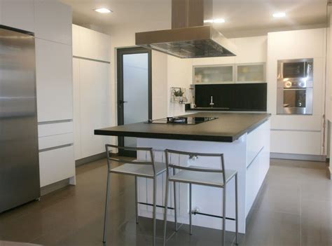 Las cocinas blancas son las preferidas por su elegancia y estilo. Granito negro y cocina blanca: sobria y actual - Cocinas ...