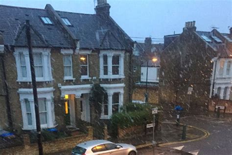 London Snow Londoners Delighted As Snowflakes Fall Across The Capital