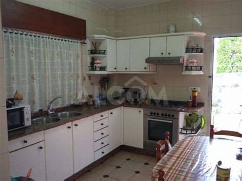 Dispone de tres dormitorios, tres baños, salón comedor con sofa cama y cocina totalmente equipada. Casa / Chalet En Alquiler En Vilagarcía De Arousa ...
