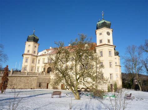 Sportovně relaxační centrum esmarin se nachází v mníšku pod brdy s výbornou dopravní dostupností z prahy. Zámek Mníšek pod Brdy - POZNEJBRDY.cz