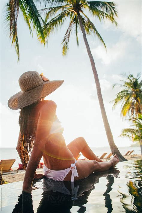 Attractive Brunette In White Bikini Sunbathing By Hotel Pool At Sunset Del Colaborador De