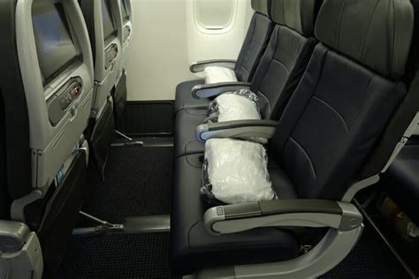 American airlines main cabin extra review 777 200. Review: American Airlines 777-300ER Economy Class Night ...