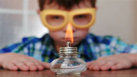 E dopo averli eseguiti spiegate loro perché è successo quello che hanno visto. Esperimenti per bambini e ragazzi da fare a casa durante ...