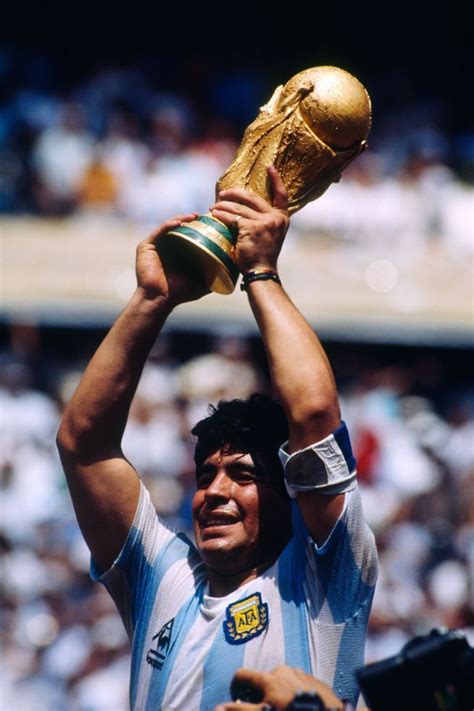 A holographic version of the legend performed tricks while his famous world cup goal. Pin en Maradona