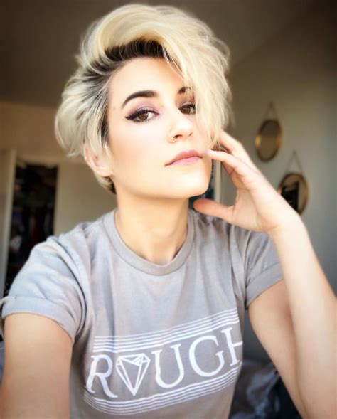 Now, thanks to celebrities like miley cyrus, the only statement you'll be making with an androgynous haircut is a fashion statement. Androgynous Fox Clothing | Rough crewneck | Lesbian hair ...