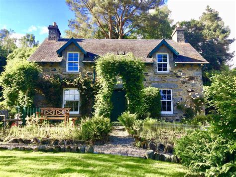 Traditional Scottish Cottage Cottages For Rent In Bridge Of Cally