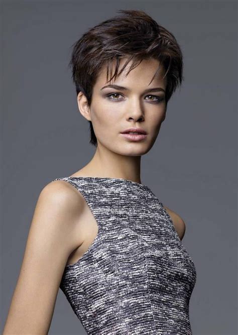 The first thing is to determine the shape of your face, and if you find that you have an oval, there are many hairstyles. 20 Ideas of Short Hairstyles For Oval Face Thick Hair