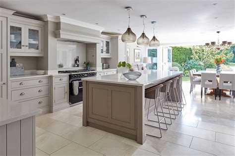 Open plan living is all about free flowing spaces and is becoming increasingly popular. Modern Shaker Kitchen in 2020 | Open plan kitchen living ...