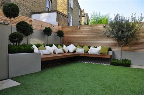 An outdoor fence that combines wood with a chained link top is a good idea that will let you have a unique look. Horizontal fence panels - modern garden fence design ideas