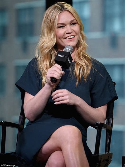 Julia Stiles Flashes Some Leg In Navy Sheath At Presser For Spy Flick Jason Bourne Daily Mail
