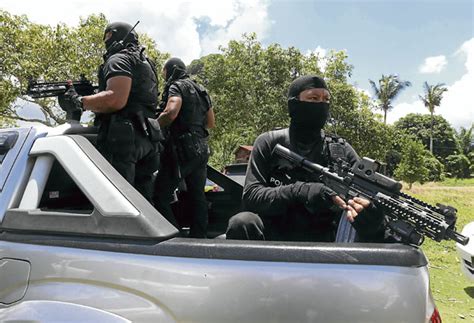 The force is a centralized organization with responsibilities. Gambar Polis Dan ATM Malaysia Berjuang di Sabah