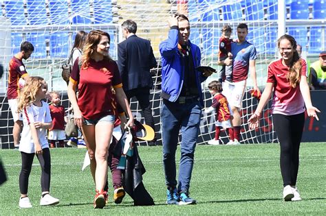 Claudia gerini attrice italiana, secondo gli ultimi rumors del gossip sarebbe in dolcissima attesa del terzo figlio. Claudia Gerini è la più sexy tifosa della Roma: eccola con ...