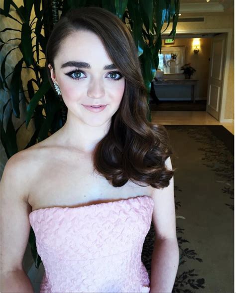 Emmys Red Carpet Maisie Williams Strapless Top Lovely Makeup Dream