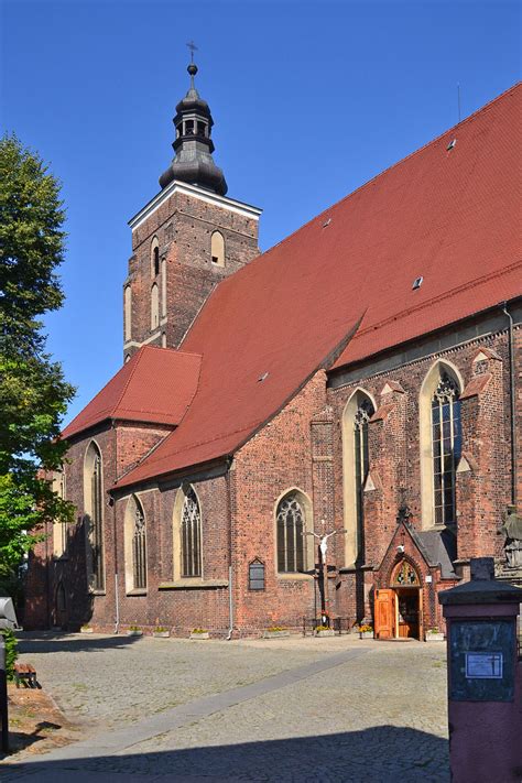 Pawła oraz dwóch niezidentyfikowanych ewangelistów oraz matkę bożą z dzieciątkiem na obłokach. Kościół św. Apostołów Piotra i Pawła, ul. Kościelna ...
