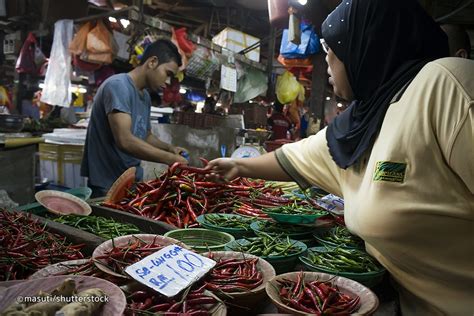 There is a night market also known as bundle chow kit along lorong haji taib which is known for the sale of used clothings and accessories.wet marketa daily wet market known as bazaar baru chow kit is the largest wet market in kuala lumpur and is a tourist attraction. Chow Kit Market in Kuala Lumpur - Kuala Lumpur Attractions