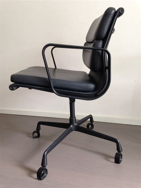 The seat on our replica wire chair is made to fit the natural curves of the body; EA208 soft pad office chair by Charles & Ray Eames for Vitra, 1990s | #64059