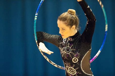 The hoop may be of a natural colour or be partially of fully covered by one or several colours, and it may be covered with adhesive tape either of the same or different colour a. Rhythmic Gymnastics hoop（画像あり）