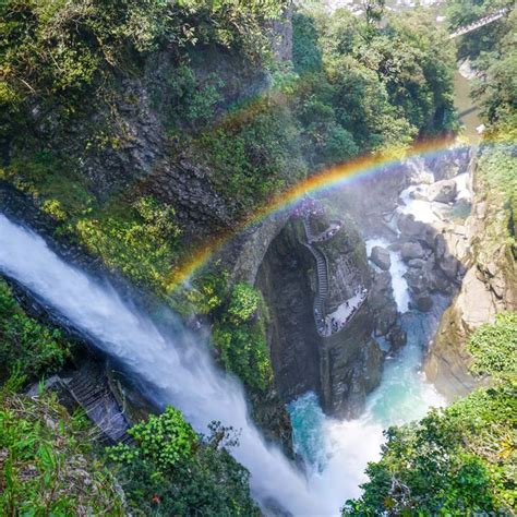 Cuando la luz natural comienza a desvanecerse y llega la noche, baños de agua santa se transforma en una ciudad con nuevos atractivos, para disfrutar de un paseo nocturno en familia. Las escaleras que atraviesan la cascada del diablo