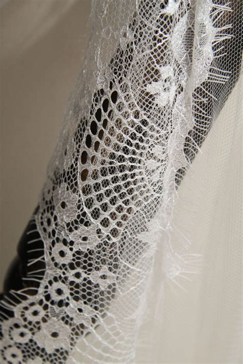 Isabella Mantilla Style Lace Veil Kinn Óir