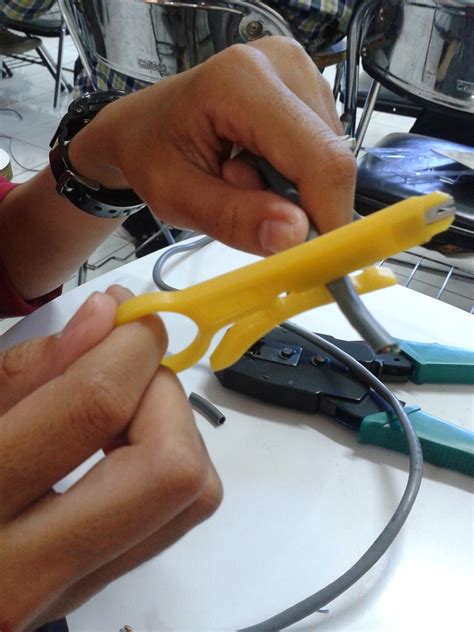 Wahyucatur: PERBEDAAN KABEL JARINGAN UTP STRAIGHT DAN CROSS OVER