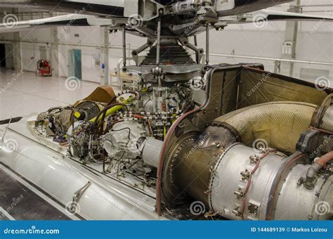 Motor Do Helicóptero Exposto Para A Manutenção Em Um Hangar Imagem De