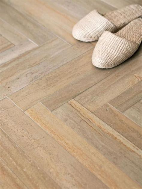 So werden auch große räume schnell fertig, außerdem vergrößern großflächige muster optisch den raum. Bodenfliesen in Holzoptik verlegen - welche sind die ...
