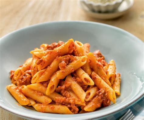 It is simple, classic italian fare that makes the most of summer's tomatoes, but you can also make it chop the tomatoes with a potato masher until they are in fine chunks and all their liquid is released. Pasta in tomato sauce with ham and chorizo - Cookidoo® - the official Thermomix® recipe platform