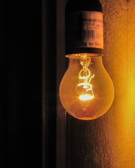 무료 이미지 빛 어둠 램프 노랑 양초 조명 에너지 유리 병 전등 명도 매크로 사진 백열 전구 증류수
