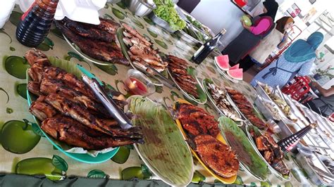 The buffet line at kak yan nasi campur in langkawi was so good it was almost unbelievable. AZUERIENA NORASH: JJCM LANGKAWI - LUNCH DI KAK YAN NASI ...