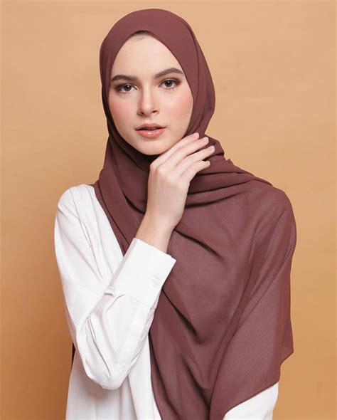 pin oleh laurentialaura30 di photoshoot gaya hijab model pakaian hijab fotografi potret