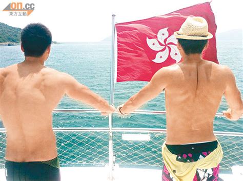 周柏豪（pakho chau pak ho，1984年11月12日－），香港歌手、作曲人及演員。曾任游泳教練、鋼琴老師及陳光榮錄音室工程師等。十八歲時開始成為starz track旗下兼職模特兒，曾經為多個品牌擔任模特。 羅仲謙S形股被女笑 - 東方日報