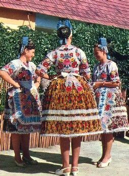 A magyar népművészet, népviselet és a szakrális geometria. Kalocsai népviselet - Hungary | Öltözködés, Kalocsai, Képek