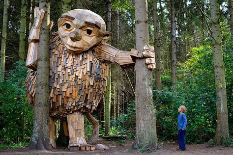 Die schatzsuche wird spannender, wenn man dazu noch knifflige oder sportliche herausforderungen meistert. Schnitzeljagd im Grünen: Labyrinth mit Riesen aus ...