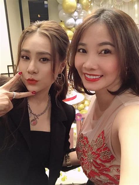 Dù bị rất nhiều khán giả lên tiếng chỉ trích, phản đối nhưng nếu đặt mình vào tình cảnh của hồ bích trâm khi hôn lễ đã được chuẩn bị hoàn tất thì khó lòng có thể huỷ bỏ được. Cao Minh Đạt quấn quýt bên vợ trong tiệc sinh nhật diễn ...