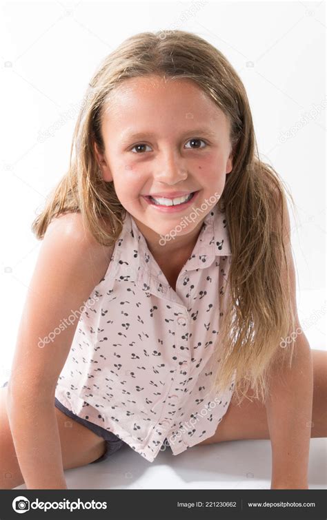Chica Cauc Sica Sonriendo Sentado Suelo Aislado Sobre Fondo Blanco Fotograf A De Stock