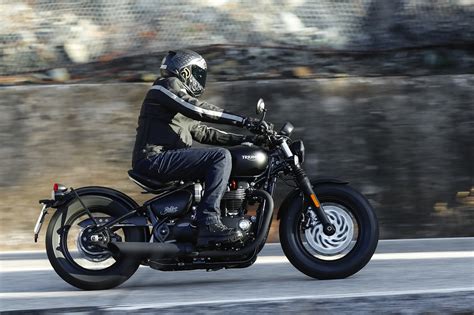 The bobber falls under the bonneville family and you might be wondering why i am talking about the looks so much. 2018 Triumph Bonneville Bobber Black Review | 19 Fast Facts