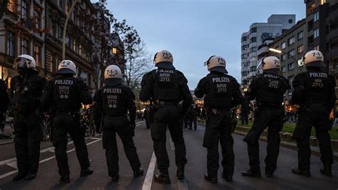 1. Mai in Berlin: Verhalten von Polizisten bei Demonstration wird