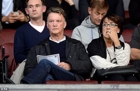 Louis van gaal over marco van basten na het akkefietje met van bommel. Louis van Gaal takes wife out for birthday lunch after ...