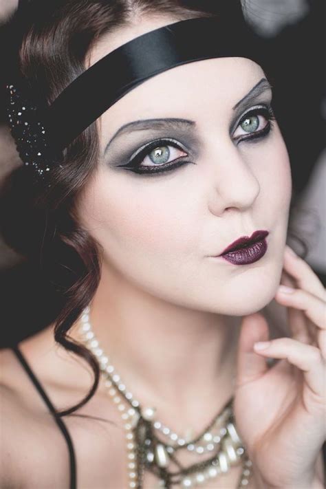 Pour aller avec ce maquillage années 20, il faut la coiffure de soirée qui va avec. Résultat de recherche d'images pour "maquillage année 20 ...